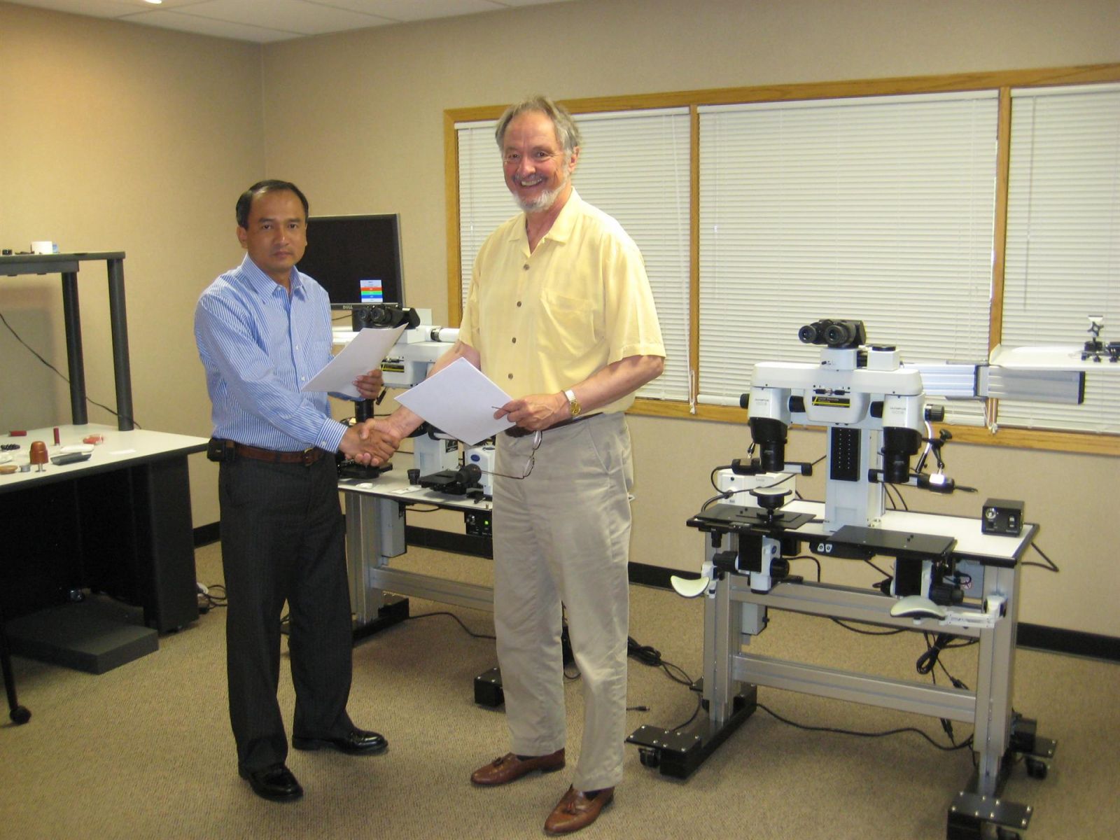 Ký kết Hợp đồng hợp tác với Chủ tịch LEEDS Precision Instruments, Mỹ (6/2009)